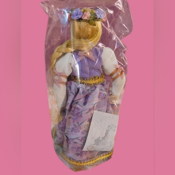 NIB VINTAGE 1986 AVON FAIRY TALE COLLECTION RAPUNZEL PORCELAIN DOLL - Picture 5 of 8
